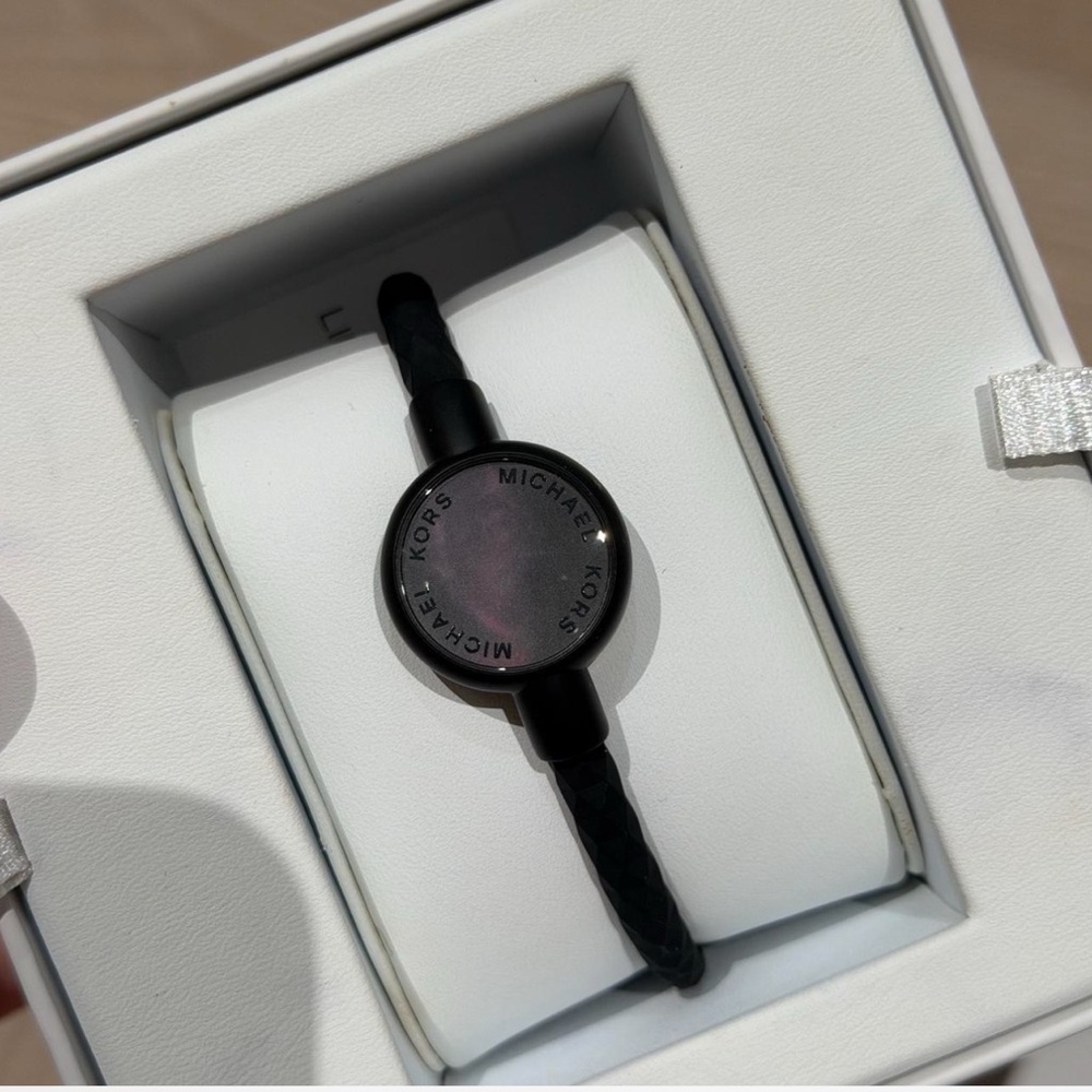 Micheal Kors✨🖤🤍Access Crosby Activity Tracker with Black Strap